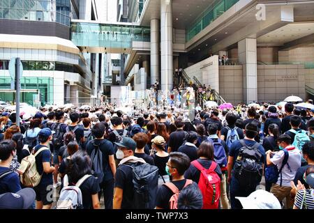 Hongkong, China - am 21. Juni 2019. Demonstranten blockieren Polizeipräsidium und die Freisetzung von Demonstranten bei einem vorherigen Demonstration verhaftet. Die Demonstranten fordern auch, dass Chief Executive Carrie Lam mit Schritt nach unten. Credit: Gonzales Foto/Alamy leben Nachrichten Stockfoto