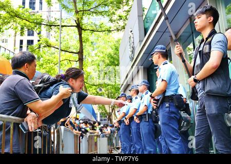 Hongkong, China - am 21. Juni 2019. Demonstranten blockieren Polizeipräsidium und die Freisetzung von Demonstranten bei einem vorherigen Demonstration verhaftet. Die Demonstranten fordern auch, dass Chief Executive Carrie Lam mit Schritt nach unten. Credit: Gonzales Foto/Alamy leben Nachrichten Stockfoto