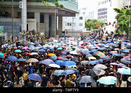 Hongkong, China - am 21. Juni 2019. Demonstranten blockieren Polizeipräsidium und die Freisetzung von Demonstranten bei einem vorherigen Demonstration verhaftet. Die Demonstranten fordern auch, dass Chief Executive Carrie Lam mit Schritt nach unten. Credit: Gonzales Foto/Alamy leben Nachrichten Stockfoto