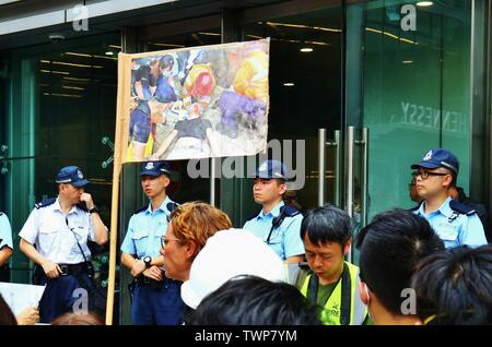 Hongkong, China - am 21. Juni 2019. Demonstranten blockieren Polizeipräsidium und die Freisetzung von Demonstranten bei einem vorherigen Demonstration verhaftet. Die Demonstranten fordern auch, dass Chief Executive Carrie Lam mit Schritt nach unten. Credit: Gonzales Foto/Alamy leben Nachrichten Stockfoto