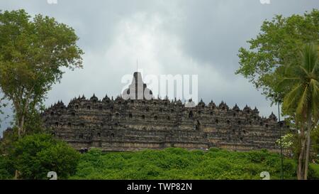 Borobudur ist eine 9. Jahrhundert Mahayana-buddhistischen Tempel. Es ist der weltweit größte buddhistische Tempel. Ort: Magelang, Zentraljava, Indonesien. Stockfoto