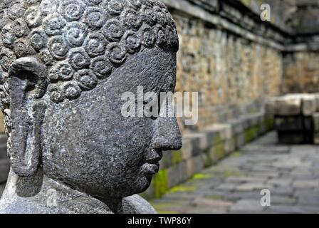 Der Buddha Statue in Borobudur. Borobudur ist eine 9. Jahrhundert Mahayana-buddhistischen Tempel. Es ist der weltweit größte buddhistische Tempel. Stockfoto