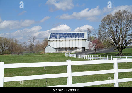 Sonnenkollektoren auf dem Dach der Scheune im ländlichen Pennsylvania, USA Stockfoto