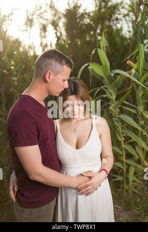 Schönes glückliches Paar. Romantische schwangere Frau und gutaussehenden Mann Stockfoto