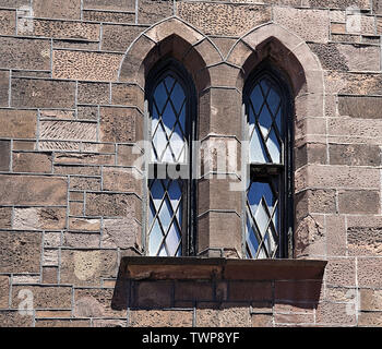 New York City, New York, United States reizenden historischen verwitterten gewölbten Bleiglasfenstern in rustikalem Stein Wand auf ein Wahrzeichen Stockfoto