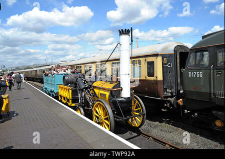 Tyseley, Birmingham, Großbritannien. Am 22. Juni 2019. Die Passagiere genießen die Fahrt auf der offiziellen Replik des berühmten Stephensons Rocket am Tyseley Locomotive Works open Wochenende. Rakete war für die Die rainhill Trials im Oktober 1829 für die dann fast abgeschlossenen Liverpool und Manchester Railway und war die einzige Lokomotive die Studien zu vervollständigen. G.P. Essex/Alamy leben Nachrichten Stockfoto