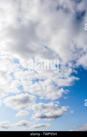Blauer Himmel mit Wolken Stockfoto