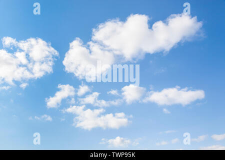 Blauer Himmel und flauschigen Wolken Stockfoto