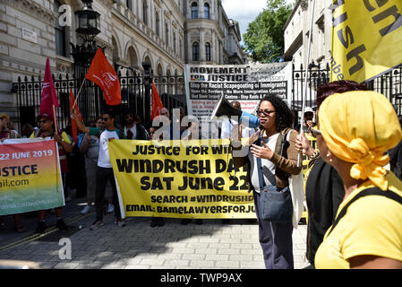 Whitehall, London, UK. 22. Juni, 2019. Gerechtigkeit für Windrush Demonstranten halten eine windrush Tag der Aktion, Marsch von Downing Street ein Banner von Westminster Bridge zu hängen. Quelle: Matthew Chattle/Alamy leben Nachrichten Stockfoto