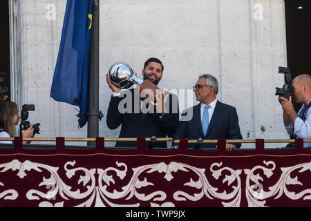 Madrid, Spanien. 22 Juni, 2019. Real Madrid basketball Kapitän Felipe Reyes (M) hält die Trophäe auf dem Balkon des Madrider Rathaus während der Feier mit ihren Fans für den Sieg in der Spanischen Endesa Basketball Liga "Liga". Real Madrid besiegt Barcelona Lassa (68-74) Im vierten Spiel der letzten Serie ihre 35th Titel gewinnen. Credit: Marcos del Mazo/Alamy leben Nachrichten Stockfoto