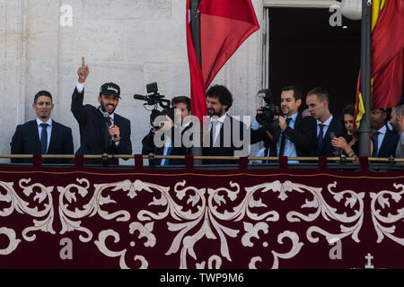 Madrid, Spanien. 22 Juni, 2019. Real Madrid Basketball spieler Facundo Campazzo (2R) sprechen auf dem Balkon des Madrider Rathaus während der Feier mit ihren Fans für den Sieg in der Spanischen Endesa Basketball Liga "Liga". Real Madrid besiegt Barcelona Lassa (68-74) Im vierten Spiel der letzten Serie ihre 35th Titel gewinnen. Credit: Marcos del Mazo/Alamy leben Nachrichten Stockfoto