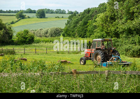 Ein Kentish ländliche Szene als Landwirt in seinem Traktor ernten die Felder Stockfoto