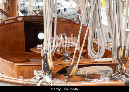 Ein schönes Segelboot mit klassischem Design und teak Finish in Monaco Stockfoto