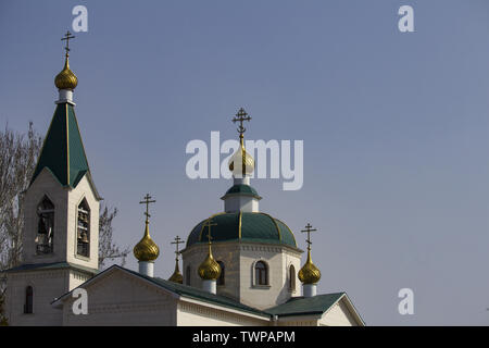 Orthodoxe Kirche Kuppel mit einem Kreuz auf dem Hintergrund der bewölkten Himmel. Stockfoto