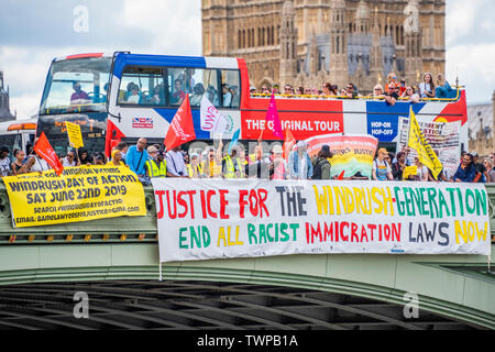 Westminster, London, Großbritannien. Am 22. Juni 2019. Platzieren einen Banner auf die Westminster Bridge, die nach Gerechtigkeit und rassistische Gesetze - windrush Tag der Aktion - bame Anwälte für Gerechtigkeit fordern Gerechtigkeit für Windrush Opfer und für die Überprüfung ihrer Nachkommen ausgedehnt werden. Der Protest wurde von Vereinen und die PCS Union unterstützt. Stockfoto