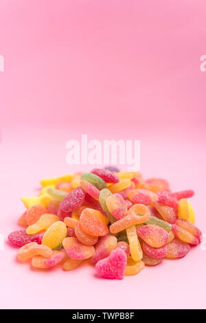 Zuckerhaltige Gelees auf einem rosa Hintergrund isoliert Stockfoto
