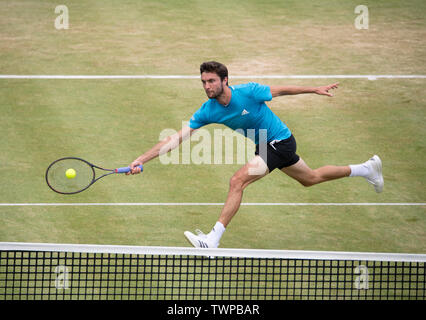 Die Queens Club, London, Großbritannien. Am 22. Juni 2019. 6. Tag des Fieber Baum Meisterschaften. Daniil Medwedew (RUS) vs Gilles Simon (FRA). Credit: Malcolm Park/Alamy Leben Nachrichten. Stockfoto