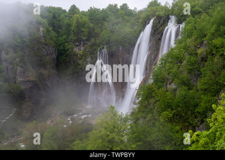 Die Plitvicer Seen im Nationalpark Plitvicka Jezera. Die Unteren Seen im Frühjahr Hochwasser, Kroatien Stockfoto