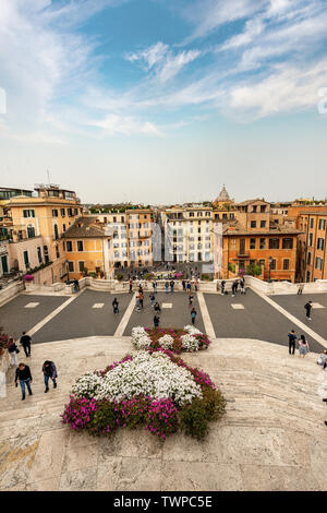 Die Spanische Treppe und die Piazza di Spagna mit der Fontana della Barcaccia und der berühmten Via dei Condotti. Rom, UNESCO-Weltkulturerbe, Italien Stockfoto