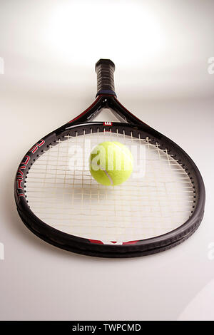 Noch immer leben TENNIS Bälle, Schläger UND ARMBAND auf weißem Hintergrund Stockfoto