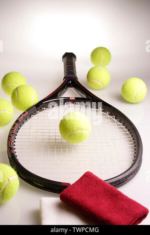 Noch immer leben TENNIS Bälle, Schläger UND ARMBAND auf weißem Hintergrund Stockfoto