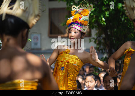 DENPASAR. Bali/Indonesien - 11. MAI 2019: Einige schöne Balinesischer junge Mädchen Durchführen von Tanz Rejang während Saraswati Tag des hinduistischen Zeremonie in Bali. Stockfoto