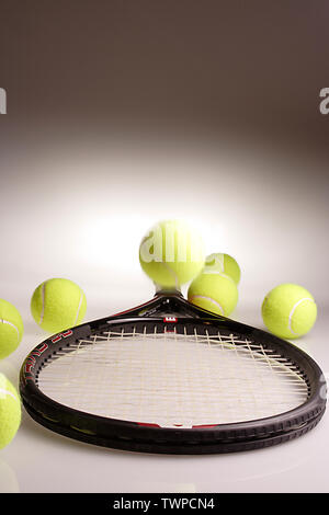 Noch immer leben TENNIS Bälle, Schläger UND ARMBAND auf weißem Hintergrund Stockfoto