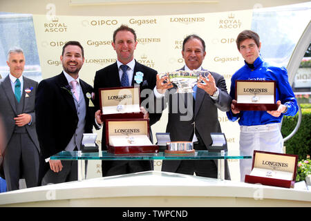 Jockey James Doyle (rechts), Trainer Charlie Appleby (Zweite links) und gewinnende Verbindungen werden mit Trophäen von Martin Compston (links) Nach dem Pinatubo gewinnt die Chesham Einsätze während des Tages fünf von Royal Ascot Hotel in Ascot Pferderennbahn vorgestellt. Stockfoto