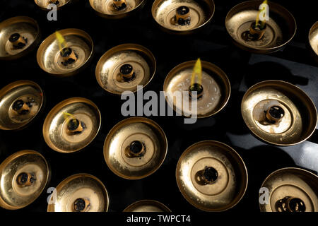 Messingschalen mit Votiv Kerzen Stockfoto