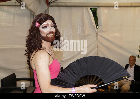 Paris, Frankreich. Juni, 2019 21. Drag Queens Farrah Nacht besucht die Fete Des Tuileries am 21 Juni, 2019 in Paris, Frankreich. Stockfoto