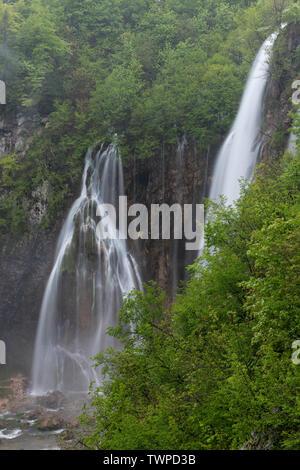 Die Plitvicer Seen im Nationalpark Plitvicka Jezera. Die Unteren Seen im Frühjahr Hochwasser, Kroatien Stockfoto