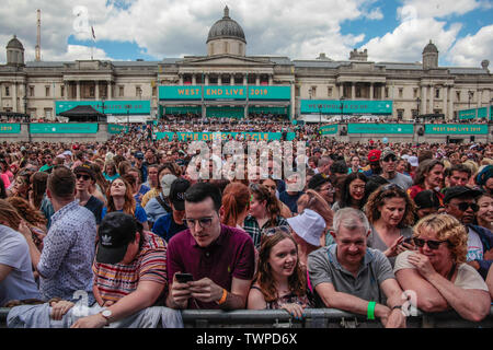 London, Großbritannien. 22. Juni 2019 London UK dieses Wochenende, die Besetzung der angesagtesten Londoner Shows vor Tausenden von Zuschauern durchgeführt, um zu zeigen das Beste aus der Londoner Bühne auf dem Trafalgar Square, der Platz in eine riesige West End Musical umgewandelt wurde. Die jährliche Veranstaltung bringt Stars aus verschiedenen West End Musical für kostenlose Vorführungen auf der Bühne. Paul Quezada-Neiman/Alamy leben Nachrichten Stockfoto
