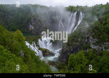 Die Plitvicer Seen im Nationalpark Plitvicka Jezera. Die Unteren Seen im Frühjahr Hochwasser, Kroatien Stockfoto