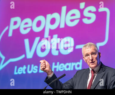 Hilary Benn, als er fordert seine Partei out' zu kommen, laut und deutlich "bei der Unterstützung eines zweiten Referendums, da Adressen er ein Volk abstimmen Rallye in Leeds. Stockfoto