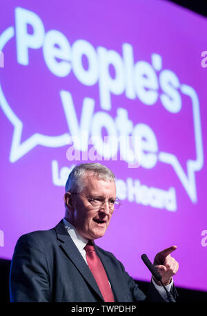 Hilary Benn, als er fordert seine Partei out' zu kommen, laut und deutlich "bei der Unterstützung eines zweiten Referendums, da Adressen er ein Volk abstimmen Rallye in Leeds. Stockfoto