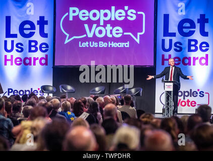 Hilary Benn, als er fordert seine Partei out' zu kommen, laut und deutlich "bei der Unterstützung eines zweiten Referendums, da Adressen er ein Volk abstimmen Rallye in Leeds. Stockfoto