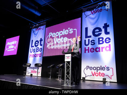 Hilary Benn, als er fordert seine Partei out' zu kommen, laut und deutlich "bei der Unterstützung eines zweiten Referendums, da Adressen er ein Volk abstimmen Rallye in Leeds. Stockfoto