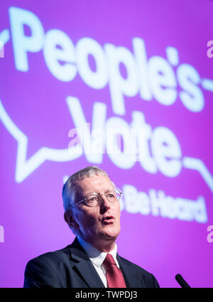 Hilary Benn, als er fordert seine Partei out' zu kommen, laut und deutlich "bei der Unterstützung eines zweiten Referendums, da Adressen er ein Volk abstimmen Rallye in Leeds. Stockfoto