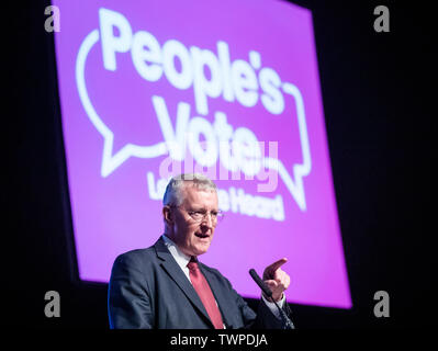 Hilary Benn, als er fordert seine Partei out' zu kommen, laut und deutlich "bei der Unterstützung eines zweiten Referendums, da Adressen er ein Volk abstimmen Rallye in Leeds. Stockfoto