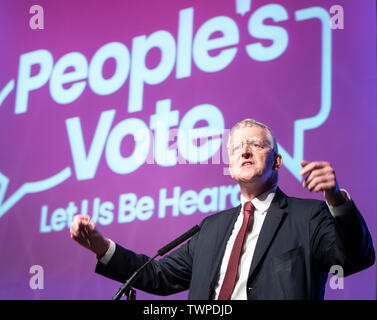 Hilary Benn, als er fordert seine Partei out' zu kommen, laut und deutlich "bei der Unterstützung eines zweiten Referendums, da Adressen er ein Volk abstimmen Rallye in Leeds. Stockfoto