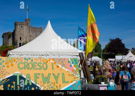 Cardiff, Wales, UK, 22. Juni 2019. Allgemeine Ansicht der Willkommen Zeichen bei Tag zwei des Tafwyl Festival in Cardiff Castle. Jährliche CardiffÕs Tafwyl ist die walisische Sprache, Kultur und Kunst Festival, die von der Nächstenliebe Menter Caerdydd hergestellt 2006 die Walisische Sprache in Cardiff zu feiern. Credit: Mark Hawkins/Alamy leben Nachrichten Stockfoto