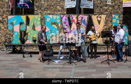 Cardiff, Wales, UK, 22. Juni 2019. Einer Band spielen vor einem Tafwyl Zeichen bei Tag zwei des Tafwyl Festival in Cardiff Castle. Jährliche CardiffÕs Tafwyl ist die walisische Sprache, Kultur und Kunst Festival, die von der Nächstenliebe Menter Caerdydd hergestellt 2006 die Walisische Sprache in Cardiff zu feiern. Credit: Mark Hawkins/Alamy leben Nachrichten Stockfoto