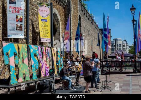 Cardiff, Wales, UK, 22. Juni 2019. Einer Band spielen vor einem Tafwyl Zeichen bei Tag zwei des Tafwyl Festival in Cardiff Castle. Jährliche CardiffÕs Tafwyl ist die walisische Sprache, Kultur und Kunst Festival, die von der Nächstenliebe Menter Caerdydd hergestellt 2006 die Walisische Sprache in Cardiff zu feiern. Credit: Mark Hawkins/Alamy leben Nachrichten Stockfoto