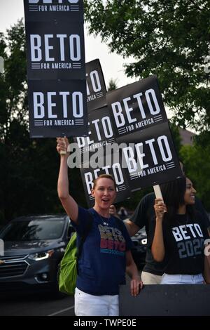 South Carolina, USA. Am 22. Juni 2019. Ein Anhänger des demokratischen Präsidentschaftskandidaten ehemalige Rep. Beto O'Rourke außerhalb der South Carolina State Demokratischen Konvent Juni 22, 2019 in Columbia, South Carolina. Ein Schiefer von 22 demokratischen Präsidentschaftswahlen Kämpfer sind in der Stadt für ein Wochenende von Veranstaltungen. Credit: Planetpix/Alamy leben Nachrichten Stockfoto