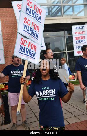 South Carolina, USA. Am 22. Juni 2019. Ein Anhänger des demokratischen Präsidentschaftskandidaten sen Elizabeth Warren außerhalb der South Carolina State Demokratischen Konvent Juni 22, 2019 in Columbia, South Carolina. Ein Schiefer von 22 demokratischen Präsidentschaftswahlen Kämpfer sind in der Stadt für ein Wochenende von Veranstaltungen. Credit: Planetpix/Alamy leben Nachrichten Stockfoto