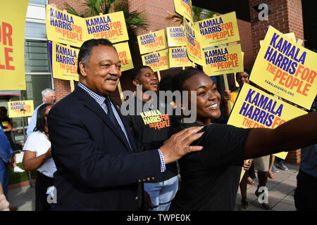 South Carolina, USA. Am 22. Juni 2019. Eine Unterstützung für den demokratischen Präsidentschaftskandidaten Senator Kamala Harris nimmt eine selfie mit bürgerlichen Rechte legende Reverend Jesse Jackson, Mitte, außerhalb der South Carolina State Demokratischen Konvent Juni 22, 2019 in Columbia, South Carolina. Ein Schiefer von 22 demokratischen Präsidentschaftswahlen Kämpfer sind in der Stadt für ein Wochenende von Veranstaltungen. Credit: Planetpix/Alamy leben Nachrichten Stockfoto