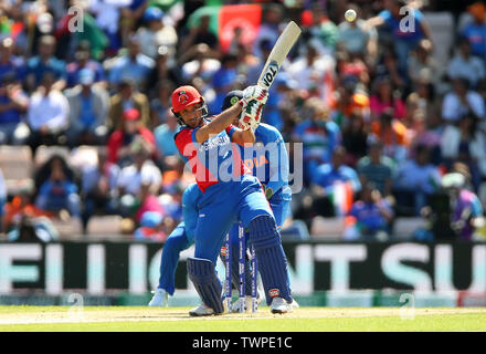 In Afghanistan Rahmat Shah Fledermäuse während der ICC Cricket World Cup group stage Gleiches an der Schüssel, Southampton, Hampshire. Stockfoto