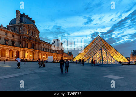 Die beleuchteten Glas Pyramide am Louvre in Paris, Frankreich in der Dämmerung Stockfoto