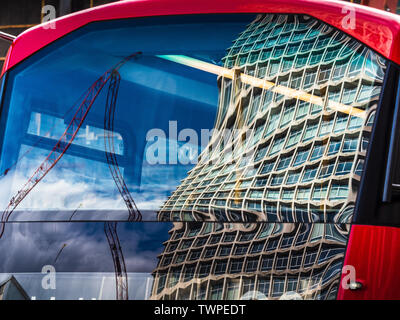 Mittelpunkt London, spiegelt sich in den Fenstern einer London Bus. Mittelpunkt war der Architekt 1966 George Marsh von R.Seifert und Partner abgeschlossen Stockfoto