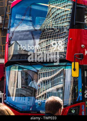 Mittelpunkt London, spiegelt sich in den Fenstern einer London Bus. Mittelpunkt war der Architekt 1966 George Marsh von R.Seifert und Partner abgeschlossen Stockfoto